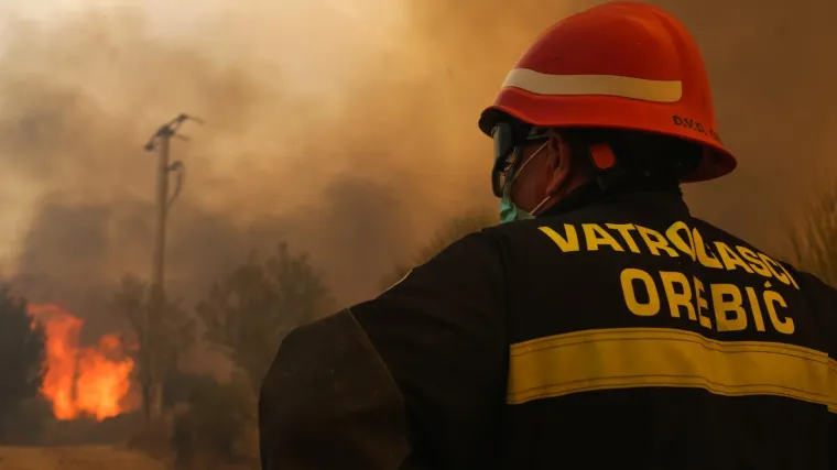 'Stanje nije dobro, požar nije pod kontrolom. Čekamo kanadere'
