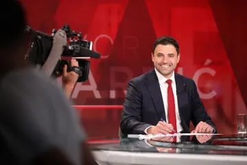 Pogled mu je stalno bježao, neki tviteraši su već razvili teoriju