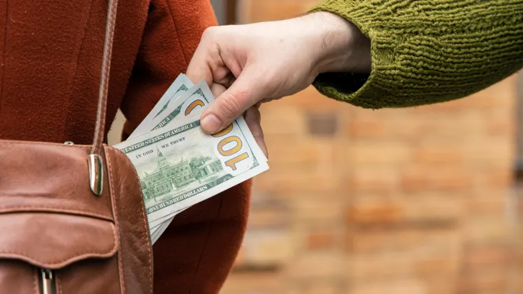 Poku&scaron;aj krađe u Zadru: Maloljetne djevojke ukrale starici novčanik pa ga bacile bez da su uzele novac