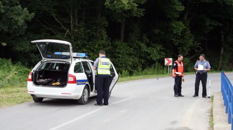 Hladnjači se otkačila prikolica i oti&scaron;la u suprotni trak, smrskala auto do neprepoznatljivosti