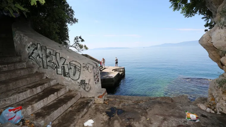 Gurnuo ga u more: Za smrt mu&scaron;karca na riječkim Pećinama osumnjičen 38-godi&scaron;njak