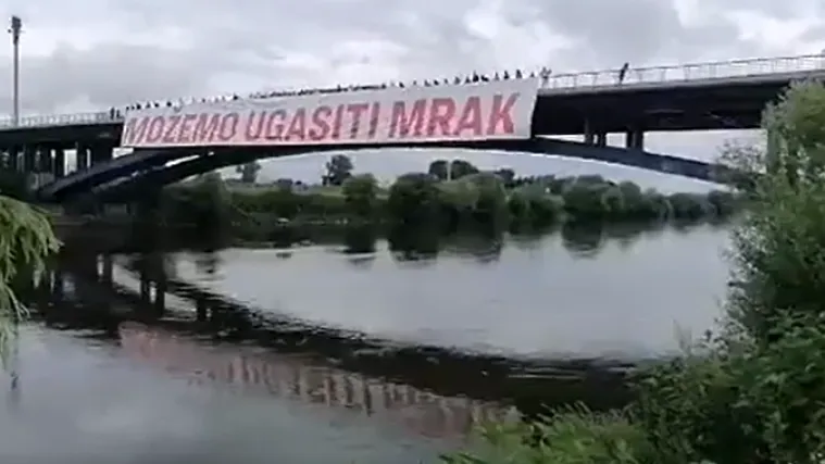 ZELENO-LIJEVA KOALICIJA RAZVILA TRANSPARENT I POSLALA JASNU PORUKU: 'Možemno ugasiti mrak koji se sprema kad vidimo &scaron;to neke političke opcije govore'