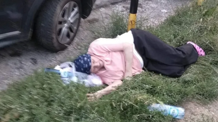 Ženu od 80 godina ostavili da leži ispred bolnice: 'Preko puta stoje ljudi, gledaju i ne prilaze'