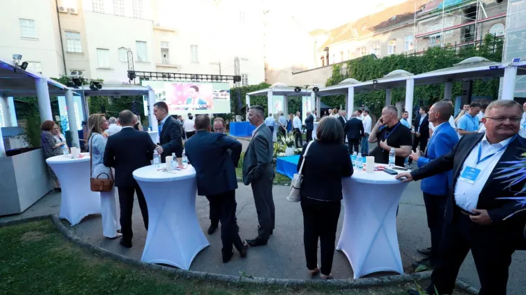 Pogledajte kako to izgleda tijekom koronakrize u HDZ-ovu stožeru: 'Ovako ne&scaron;to nikad nije viđeno'