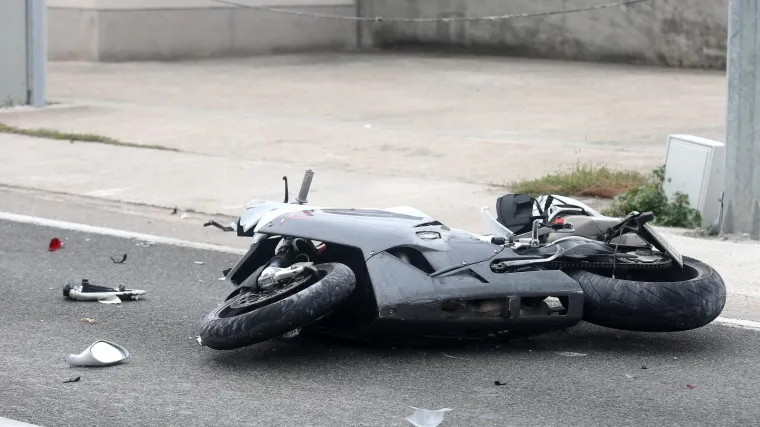 Poginula dvojica motociklista, teško ozlijeđena putnica