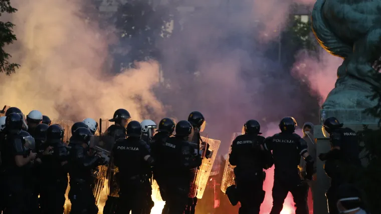 Ministar unutarnjih poslova Srbije: 'Policajcu su slomljene obje noge. Razbijaju stakla, uni&scaron;tavaju imovinu'