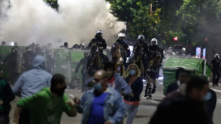 Pogledajte stra&scaron;ne scene nasilja u Beogradu, policija cipelarila i tukla prosvjednike, bacali su suzavac i &scaron;ok bombe