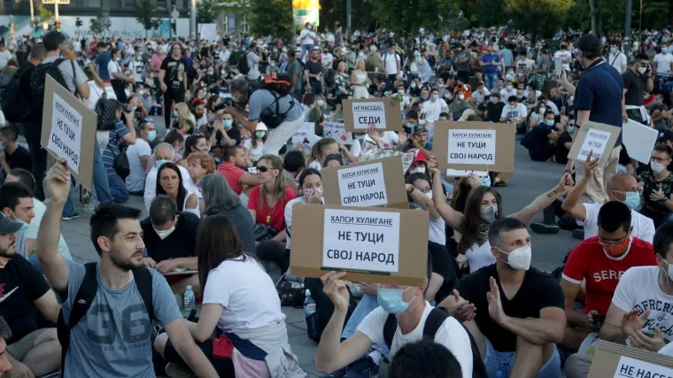 Tisuće ljudi ispred Skup&scaron;tine: Mirni prosvjednici otjerali skupinu koja je htjela izazvati incident