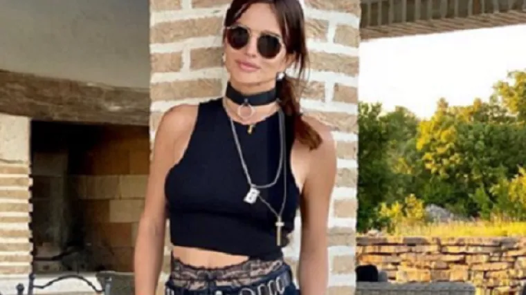 Pokazala je savr&scaron;en trbuh u topiću, komentari se užarili