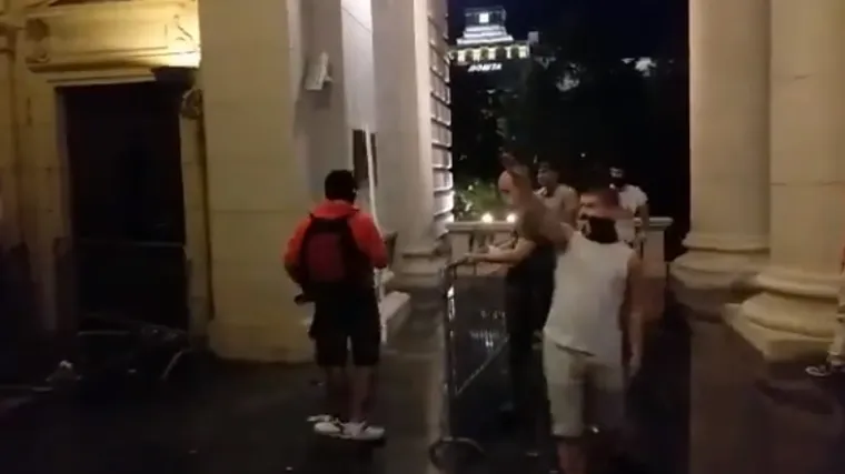 Beogradski prosvjed pretvara se u noćnu moru: Skupina huligana uni&scaron;tavala parlament