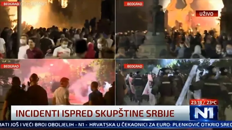 Sporadični napadi huligana na policiju, gađaju ih bakljama i kamenjem, oni uzvraćaju suzavcem