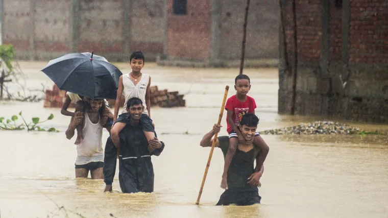 U poplavama i klizištima poginulo najmanje 40 ljudi: 'Spasilačke službe i dalje traže nestale'
