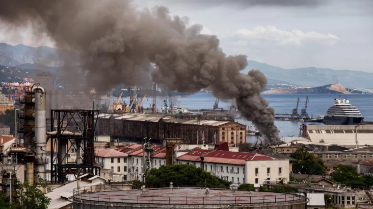 U Riječkoj luci zapalila se veća količina otpada