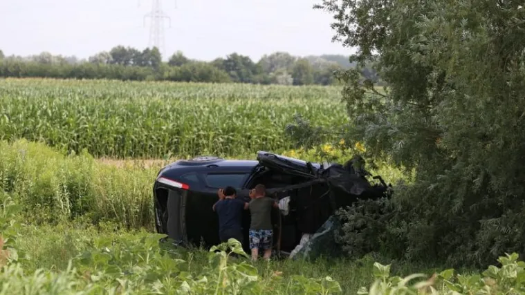 Sletio s ceste, vi&scaron;e puta se prevrnuo i ispao iz vozila