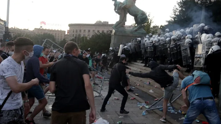 Ozlijeđeno je 14 policajaca i 19 prosvjednika