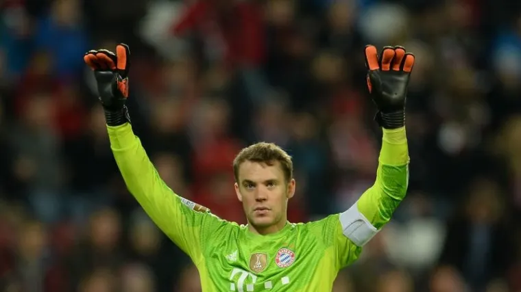 Neuer uživa na Jadranu: Pogledajte kako je s ekipom uz harmoniku zapjevao 'Lijepa li si'