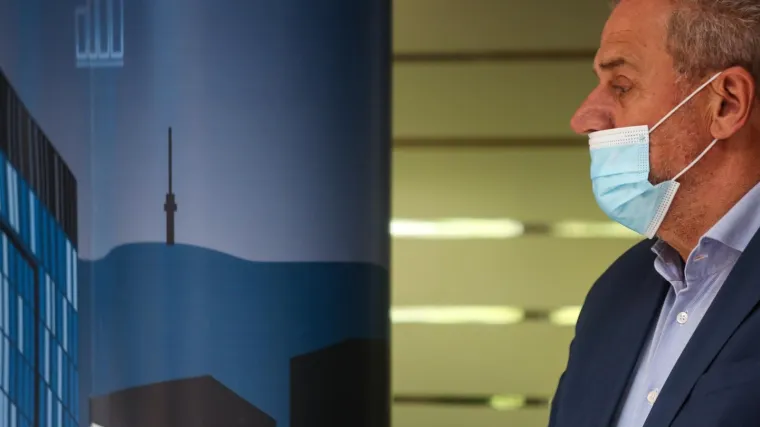 I nakon pet mjeseci epidemije, gradonačelnik se 'hrva' za za&scaron;titnom maskom, a na koncu i odustaje