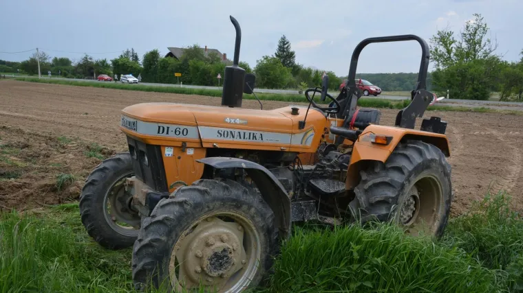 Teško ozlijeđen vozač traktora (26) i djevojka (16) koju je vozio na blatobranu