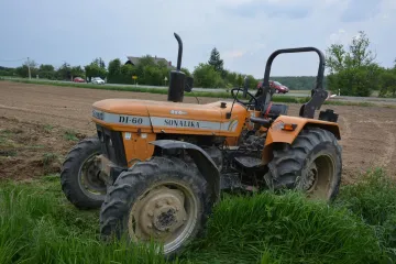 Teško ozlijeđen vozač traktora (26) i djevojka (16) koju je vozio na blatobranu