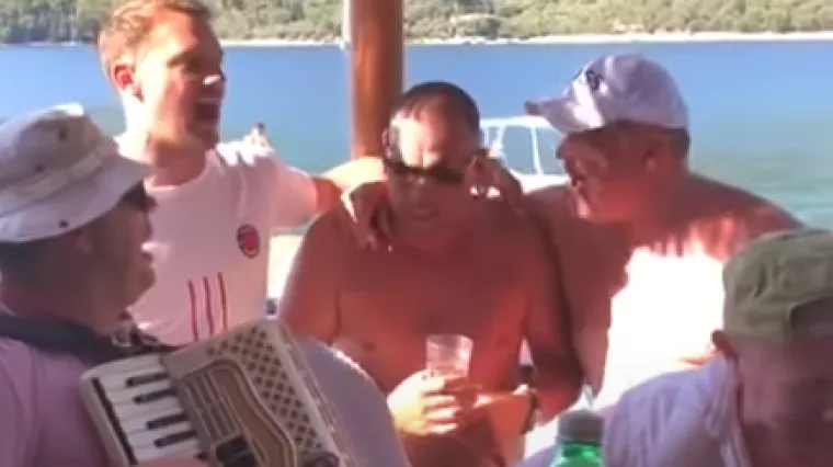 Njemačkom kapetanu Neueru mora da je prisjelo pjevanje. Velika se pra&scaron;ina digla jer je pjevao Thompsona