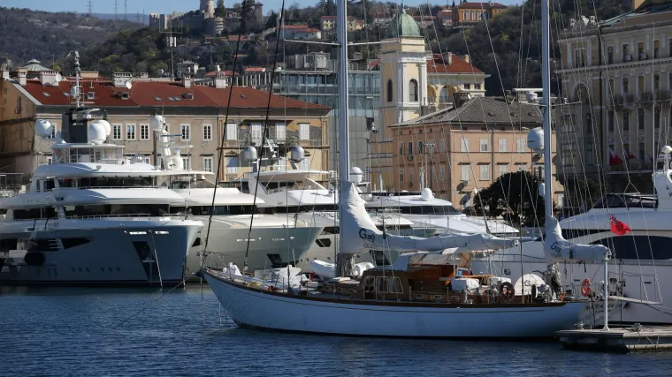 Mladić odvezao jahtu na kojoj je bilo dvoje ljudi te ju pustio da nekontrolirano pluta