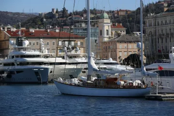 Mladić odvezao jahtu na kojoj je bilo dvoje ljudi te ju pustio da nekontrolirano pluta