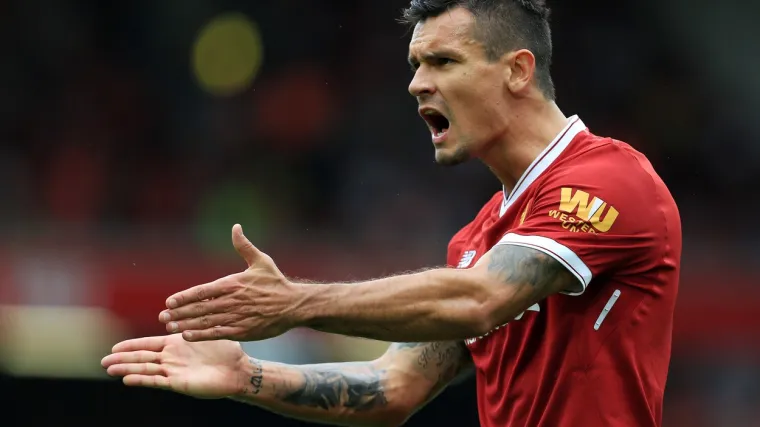 Slavni branič Liverpoola na udaru kritika nakon katastrofalne gre&scaron;ke