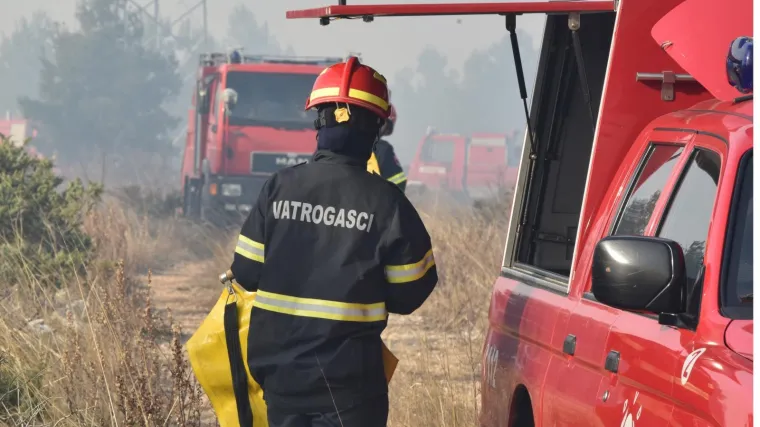 Lokaliziran požar kod Vodica:  Izgorjela su tri hektara trave i  desetak stabala maslina