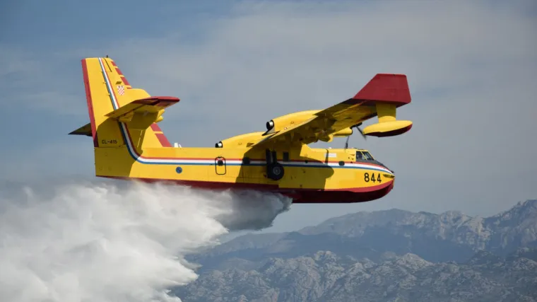 Požar kod Vodica: Gorjelo s obje strane magistrale, gasitelji i dalje na terenu