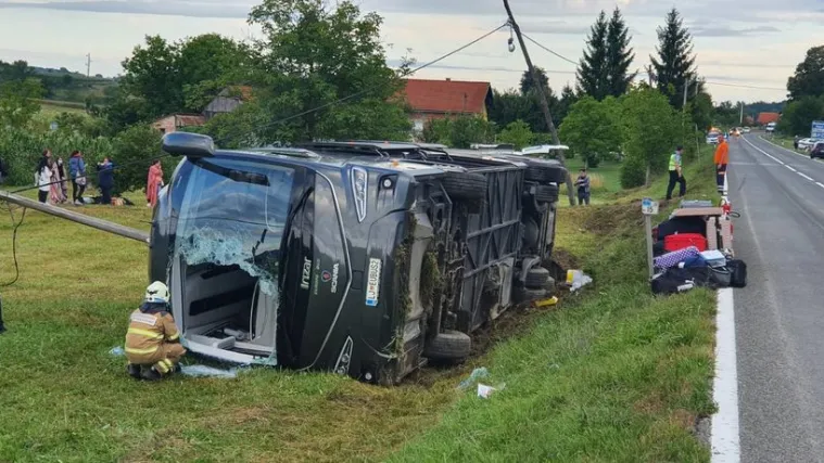 Nesreća u Tu&scaron;iloviću: Prevrnuo se slovenski autobus. Vozač i pet putnika prevezeni u bolnicu