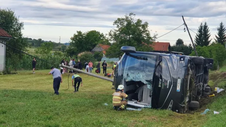 Putnički autobus izletio s ceste i prevrnuo se, ima ozlijeđenih