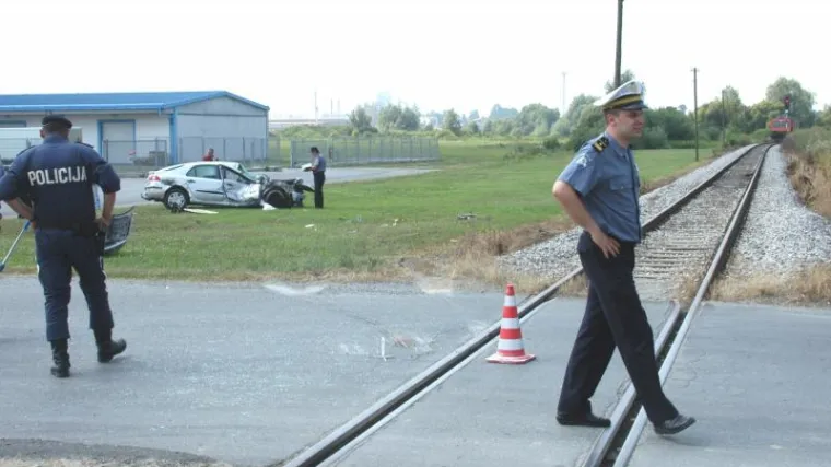 Užas u Delnicama: Vlak udario i samljeo BMW, vatrogasci rezali  smrskani lim da bi izvukli vozača