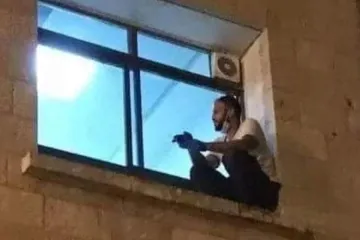 Svaku večer sjedio je na prozoru bolnice kako bi bio uz svoju majku koja je umirala od Covida-19