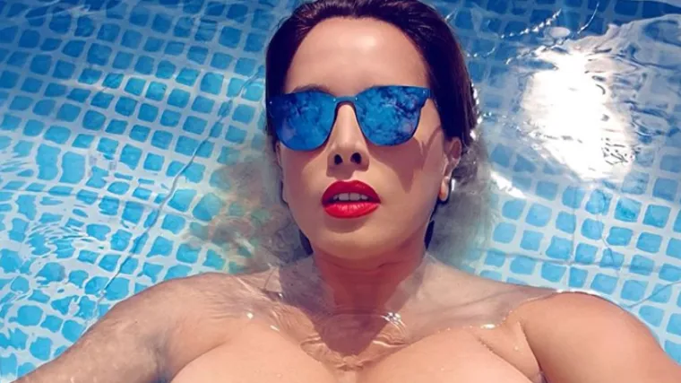 Nives Celzijus pozirala u toplesu, ali jedan je fan pored njezinih grudi uočio nešto sasvim drugo