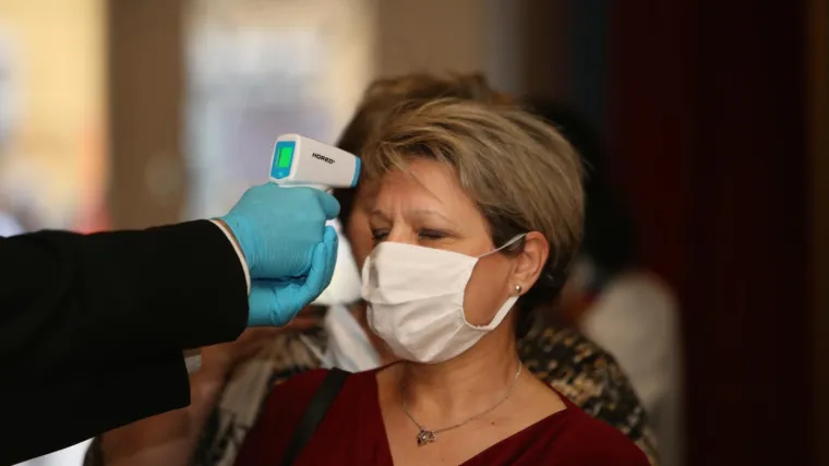 Znanstvenici dokazali da virus ostaje u zraku, a može putovati znatno dalje nego smo mislili