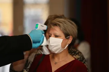 Znanstvenici dokazali da virus ostaje u zraku, a može putovati znatno dalje nego smo mislili