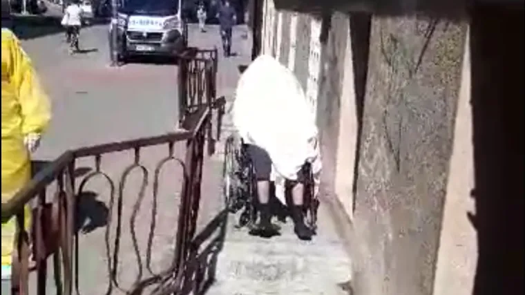 Užas u Srbiji: Mu&scaron;karac umro ispred Covid ambulante, satima je bio na suncu u kolicima