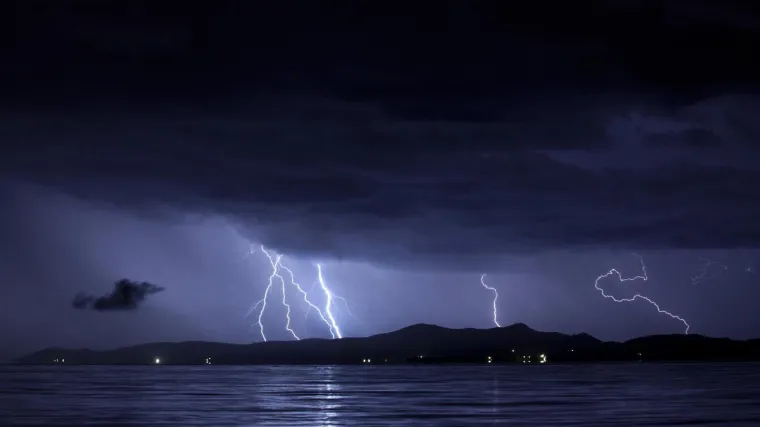 Snažno nevrijeme na Krku i Cresu, Senj pod vodom: Oluja se &scaron;iri prema srednjem Jadranu