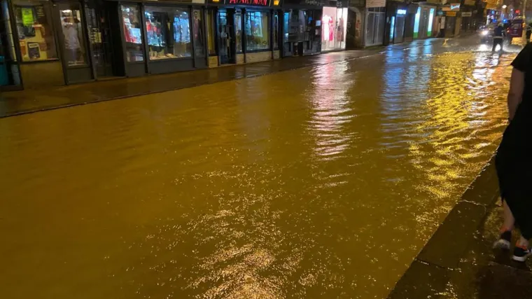 Potop u Zagrebu! Tramvaji nisu vozili, automobili zaglavili u vodi, vatrogasci zasuti pozivima...
