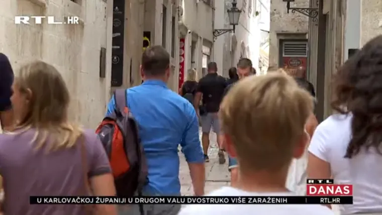 Split je napokon oživio! Broj posjetitelja iz dana u dan raste, a turistima se dijele besplatne maskice