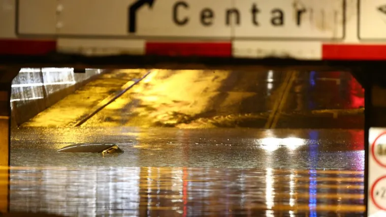 Kataklizma u Zagrebu: Ovaj mu&scaron;karac jedva je izvukao živu glavu iz podvožnjaka, voda mu prekrila auto!