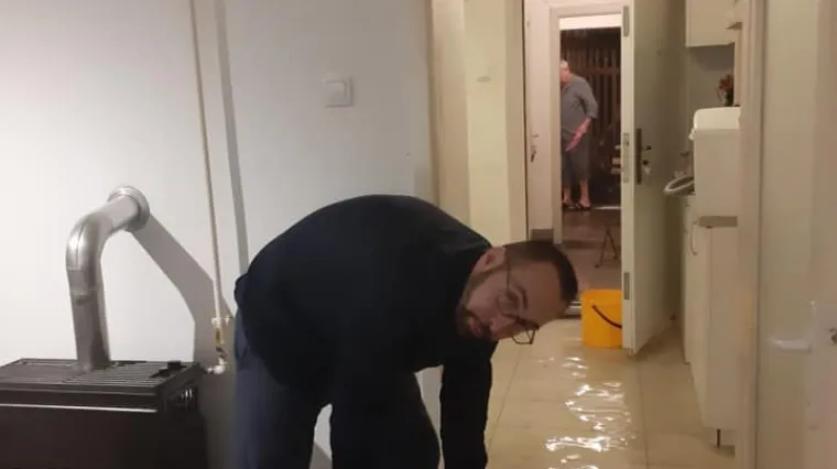 Kantama je izbacivao vodu iz stana i poručio: 'Sve ćemo izdržati ako smo zajedno'