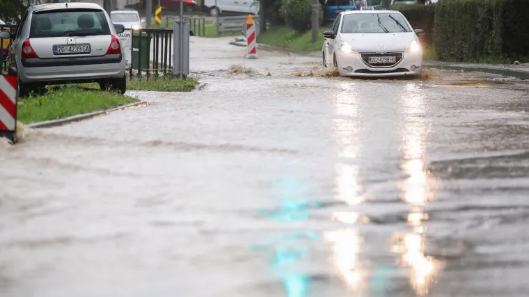 Snažno nevrijeme donijelo nove probleme Zagrepčanima: 'Potopljeno nam je sve. Uni&scaron;teno. To je to'