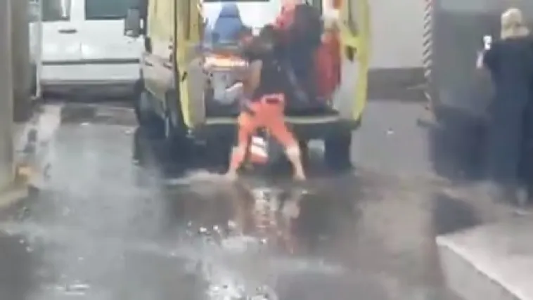 Medicinski tehničari iz Klaićeve u vodi do gležnja