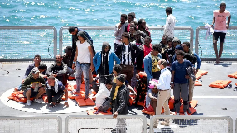 Preko 150 stiglo na Lampedusu, brod im se skoro prevrnuo