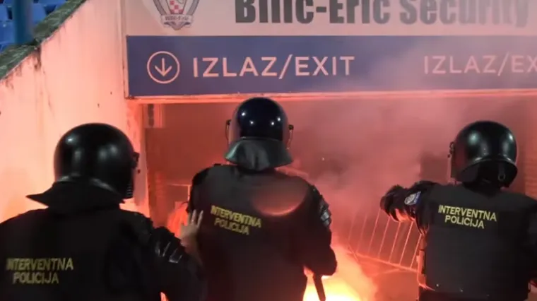 Pogledajte kako Kohorta provaljuje na stadion i napada interventnu