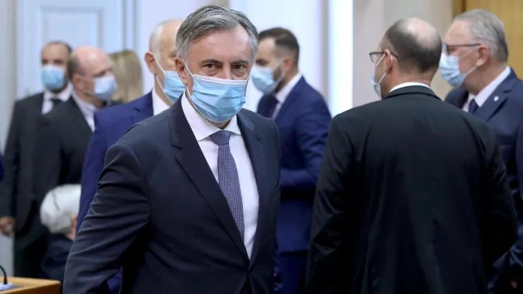 &Scaron;koro: 'Zastupnike se ne može natjerati na maske. Ni epidemiolozi ne znaju &scaron;to je ispravno'