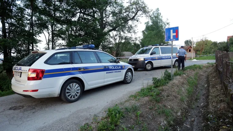 Sletio s kolnika i zabio se u stablo; poginuo vozač i suvozačica