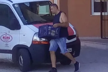 Ikona nosi gajbe kako bi preživjela; 'Održao je lekciju svim političarima'