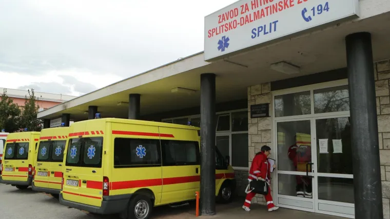 Drama u Splitu: Napao djelatnike Hitne pomoći, gađao ih kamenjem i jednog ozlijedio